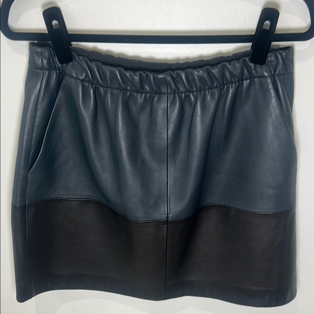 Vince 100% Lamb Leather Colorblock Mini Skirt in Black & Navy - Size S